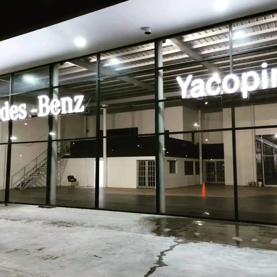 Anuncio luminoso en edificio corporativo